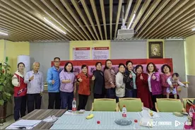 暖心！手把手教老年人使用智能手机图片