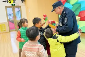 给保安爷爷办一场“退休派对”图片