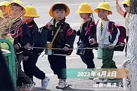 女子偶遇小朋友集体春游，小黄帽乖乖排队萌翻路人图片