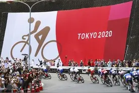 “这能保命”：日本鼓励骑车者全员戴头盔图片