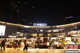 “夜经济”点亮山城活力 年轻人掀起全职摆摊“热”图片