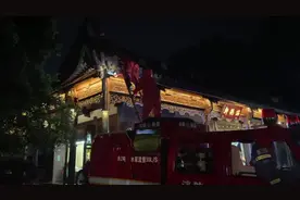 杭州平湖秋月有蜜蜂筑巢，消防员们只能晚上“动手”图片