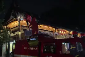 杭州平湖秋月有蜜蜂筑巢，消防员们只能晚上“动手”图片