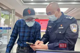 武汉民警帮老人设置手机导航，老人办完事后返回道谢图片