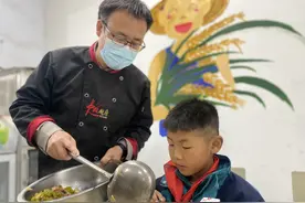 延津“厨师校长”火了，掌勺原因令人感动图片