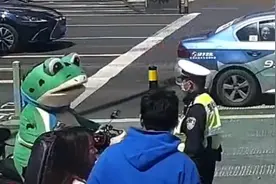 男子穿“青蛙人偶服”招揽生意，因骑电动车未戴头盔被罚图片