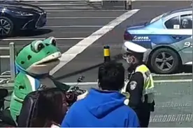 男子穿“青蛙人偶服”招揽生意，因骑电动车未戴头盔被罚图片