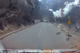 行车记录仪拍下雪崩画面 大雪顺坡而下声势浩大图片