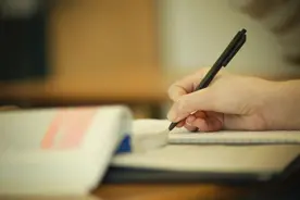 潮评丨交10万元就能拿本科证，“学历提升”陷阱背后是否还有案中案？图片