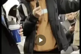 有人在上海地铁车厢内耍刀？周围人慌了……回应来了→图片