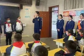 果然视频｜教室起火，如何逃生？轨道消防安全宣讲进校园图片