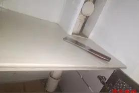 淄博日报记者调查·你问我答：位于自家厨房的公共污水主管道破裂，到底该由谁维修？图片