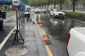 风雨中坚守！武汉水果湖街道这样做好防渍排涝工作图片