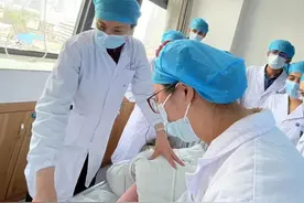 女子遭子宫腺肌症折磨数十年，医生“削苹果”取出病变子宫图片
