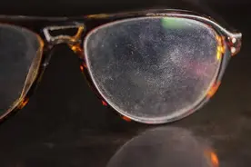 破案了！眼镜片上常出现的白点点，那不是灰尘图片