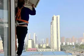 无物业小区居民家遮雨篷螺丝松动，社区“熊格格”出手协助解除隐患图片