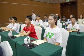 林丹再度亮相郴州 与球迷近距离互动图片
