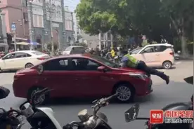 柳州一小车冲卡将执法人员推行数百米，司机已被警方控制图片