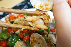 洗花蛤，只用盐水泡就错了！老渔民：花蛤这样泡一泡，狂吐沙！图片