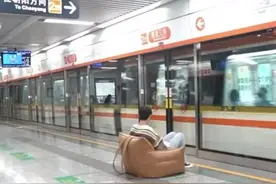 杭州一男子坐地铁自带沙发，网友迷惑：怎么过的安检？图片