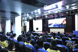 期中考将近，有学校刚刚开了家长会，各科老师晒出同一份内容，现场不少家长坐不住了！图片