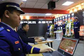 “红色小院”里，消防队员祭奠凉山牺牲的30名救火英雄图片