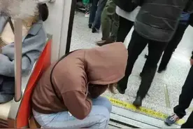 坐地铁自带沙发！怎么过的安检？地铁方回应图片