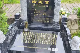 他在父亲的墓碑上，贴了3张二维码图片