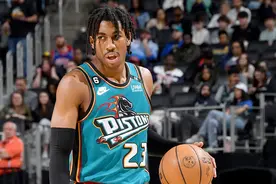 进攻组织一把抓！艾维半场贡献13分8助攻图片