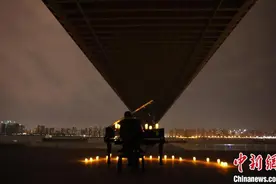 武汉“路上钢琴师”：用音乐温暖城市图片