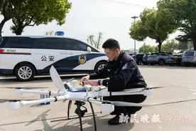 市公安局警务航空队直升机+无人机叠加巡逻监控确保清明祭扫活动安全有序图片