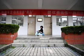 那个坐扭扭车高考的男孩，他站起来了！图片