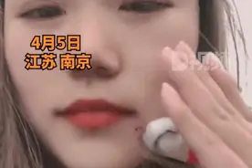 哭笑不得！男子钓鱼甩杆鱼钩扎进老婆脸，妻子：再也不陪他钓鱼了图片