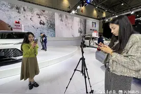 齐鲁国际车展美女主播很抢眼，带你网上看展图片