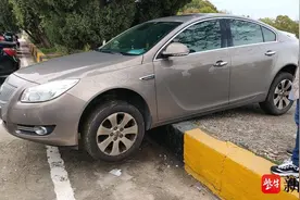 车辆卡在台阶上进退两难，交警及时救助获点赞图片