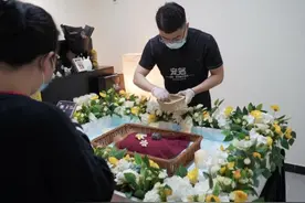 “95后”宠物殡葬师：用善终服务与爱宠告别图片