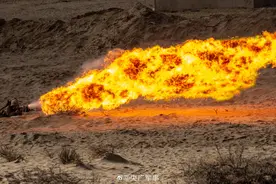 满屏热浪！直击喷火兵昼夜连贯实兵喷火作业考核图片