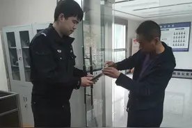 船员因经济纠纷将同事适任证书拿走，长航公安及时劝解拿回图片