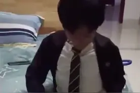 “扭扭车”男孩靠自己设计的外骨骼站起来了！希望帮助更多人图片