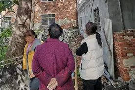 大树刮民房存隐患 社区来修剪保安全图片