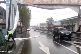 邹平交警及时清理路面障碍物 除隐患保畅通图片