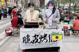 武汉95后女生一边摆摊卖烤肠一边找工作：不能闲着，体会到创业不易图片