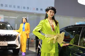 端庄、靓丽、可爱、火辣……齐鲁国际车展美女车模很抢眼图片