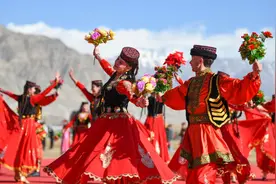 帕米尔，花儿就是这样红图片