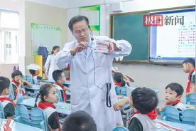 长期啃指甲咬下唇，8岁男孩变“大龅牙”图片