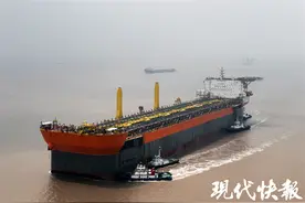 世界最大吨位！新型“海上移动炼油厂”船体抵达南通启东图片
