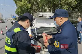 武汉市武昌站区办立案查处违规出租车15台图片