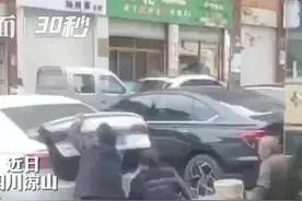 30秒｜三名乞讨者乘车离开“打脸”施舍者 车主回应：是8000多块的二手车图片