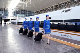 在大家看不见的地方，高铁乘务员在忙什么？图片