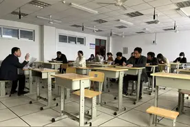 演练有方·遇“震”不慌——滨海一中举行夜间宿舍防震应急疏散演练活动图片